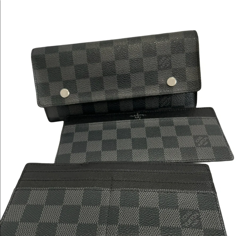 Louis Vuitton Damier Graphite Canvas
Double Snap Wallet - Picture 4 of 9